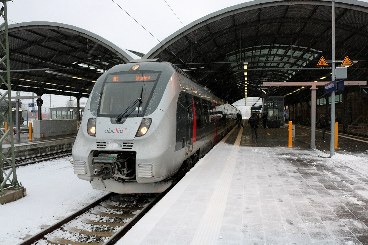 Zwei 9442 (Bombardier Talent 2) von Abellio Rail Mitteldeutschland als verspäteter RE 74709 (RE9) von Kassel-Wilhelmshöhe nach Bitterfeld stehen in Halle(Saale)Hbf auf Gleis 9. [3.12.2017 | 15:12 Uhr]