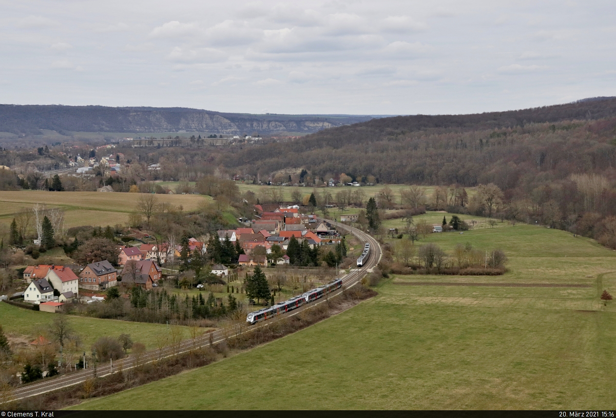 Zwei 9442-Garnituren (Bombardier Talent 2) begegnen sich im langen Gleisbogen bei Saaleck.
Beobachtet auf der Rudelsburg.

🧰 Abellio Rail Mitteldeutschland GmbH
🚝 RE 74511 (RE16) Erfurt Hbf–Halle(Saale)Hbf / RB 74622 (RB20) Leipzig Hbf–Eisenach
🚩 Bahnstrecke Halle–Bebra (KBS 580)
🕓 20.3.2021 | 15:16 Uhr