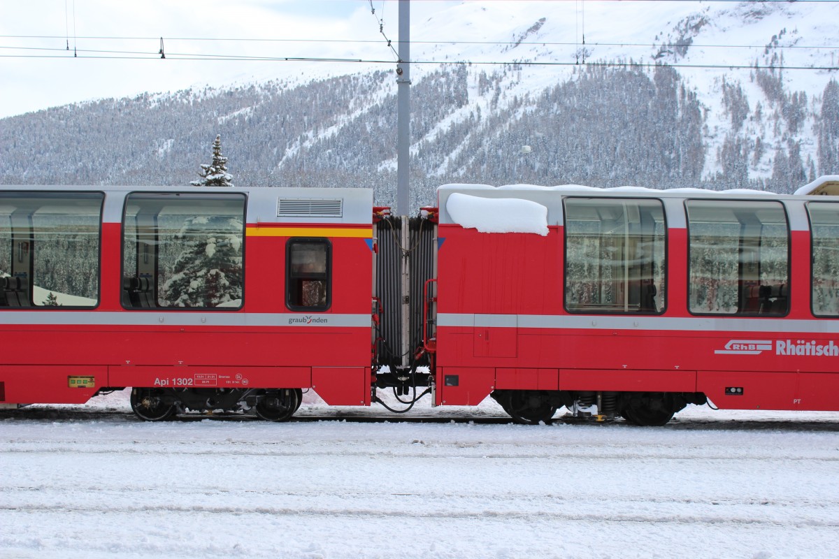 Zwei abgestellte BerninaExpress-Wagen in St. Moritz. 08.02.2014 
