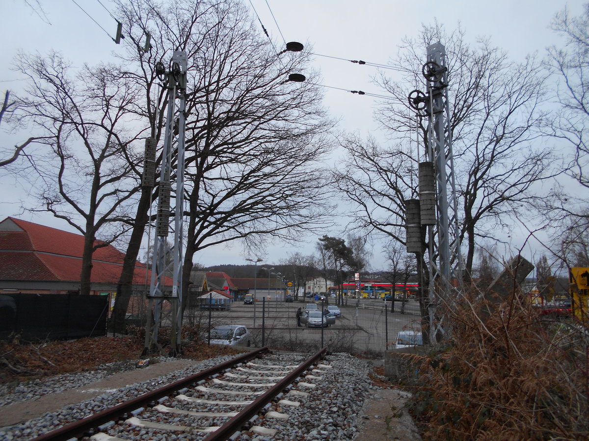 Zwei Abspannmasten am Streckenende in Binz am 20.Januar 2019.