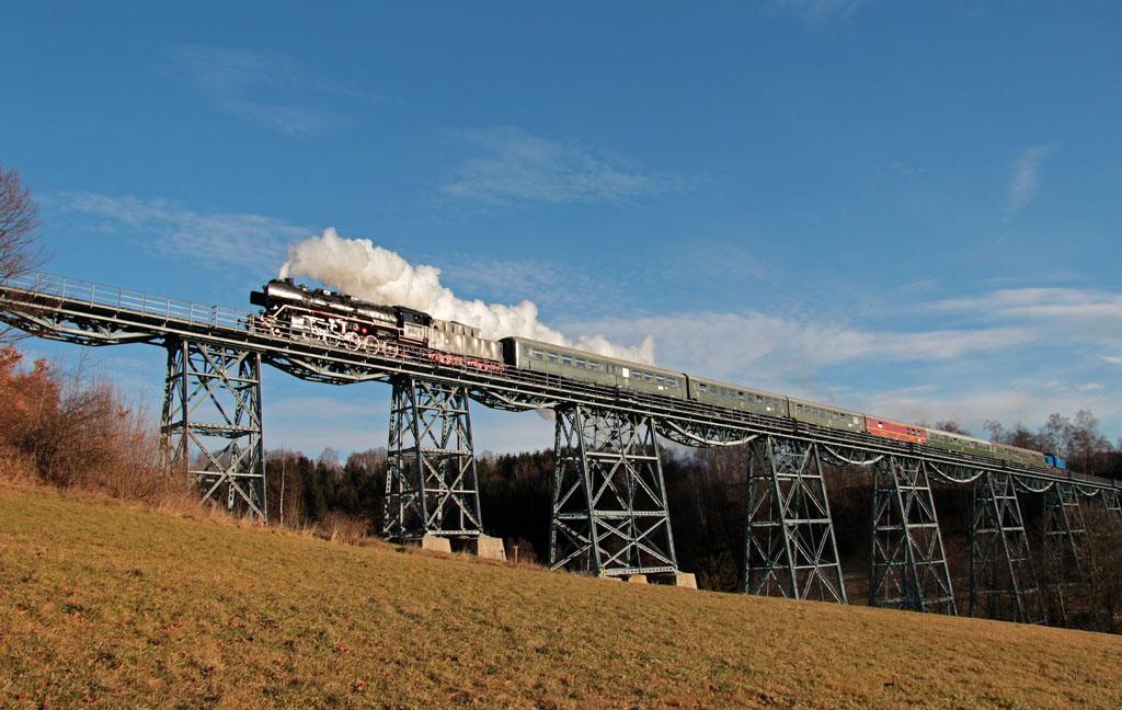 Zwei Advents-Pendelfahrten führten 50 3616-5 am 14.12.2013 mal wieder nach Schlettau. Hier ist der Sonderzug des Eisenbahnmuseums Schwarzenberg auf dem bekannten Markersbacher Viadukt zu sehen. Das einzige was fehlt, ist Schnee.