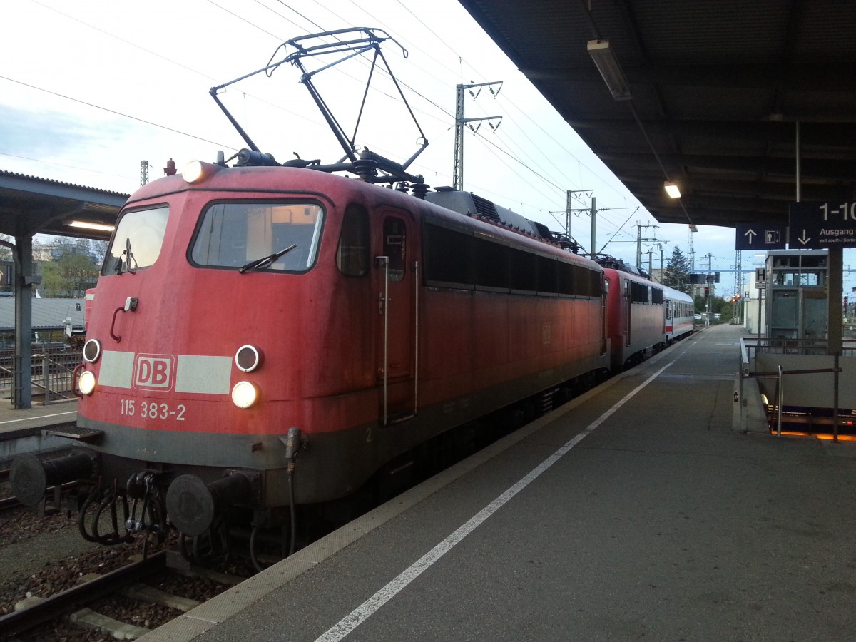 Zwei alte  Bgelfalten  115 382-2 und hinten 115 278-4, als PBZ Zug.  / Oktober 2013