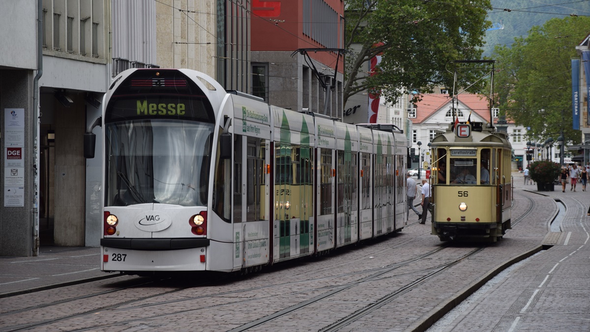 Zwei alte und neue Straßenbahn, Nr. 56 und Siemens Nr. 287 befahren parallel zur nächsten Haltestelle Bertoldsbrunnen - Aufnahme am 21.07.2019