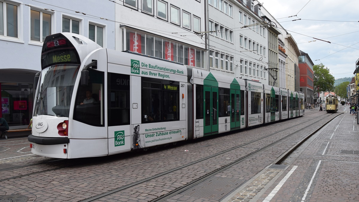Zwei alte und neue Straßenbahn, Nr. 56 und Siemens Nr. 287 befahren parallel zur nächsten Haltestelle Bertoldsbrunnen - Aufnahme am 21.07.2019