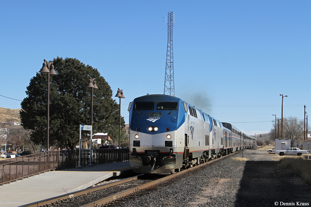Zwei Amtrak GE P4DC (Nummer 1 + 22) mit Zug 421 am 21.12.2014 im Bahnhof Alpine, Texas.