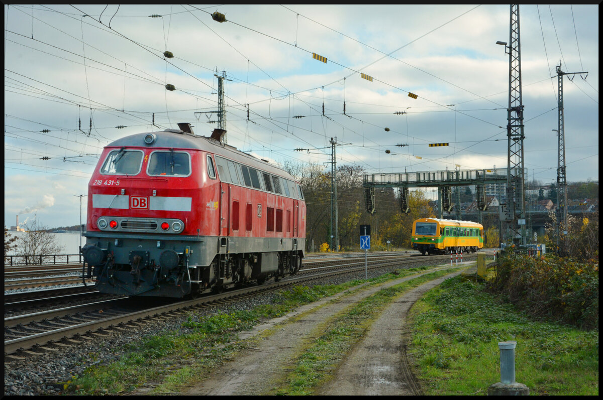 Zwei auf einen Streich: DB 218 431-5 ist am 22.11.2023 Lz auf Überführungsfahrt gen Süden, als ihr SVG Staudenbahn VT 626 008-6 als Leerfahrt an der Signalbrücke Ost vor dem Würzburger Hbf entgegenkommt.
