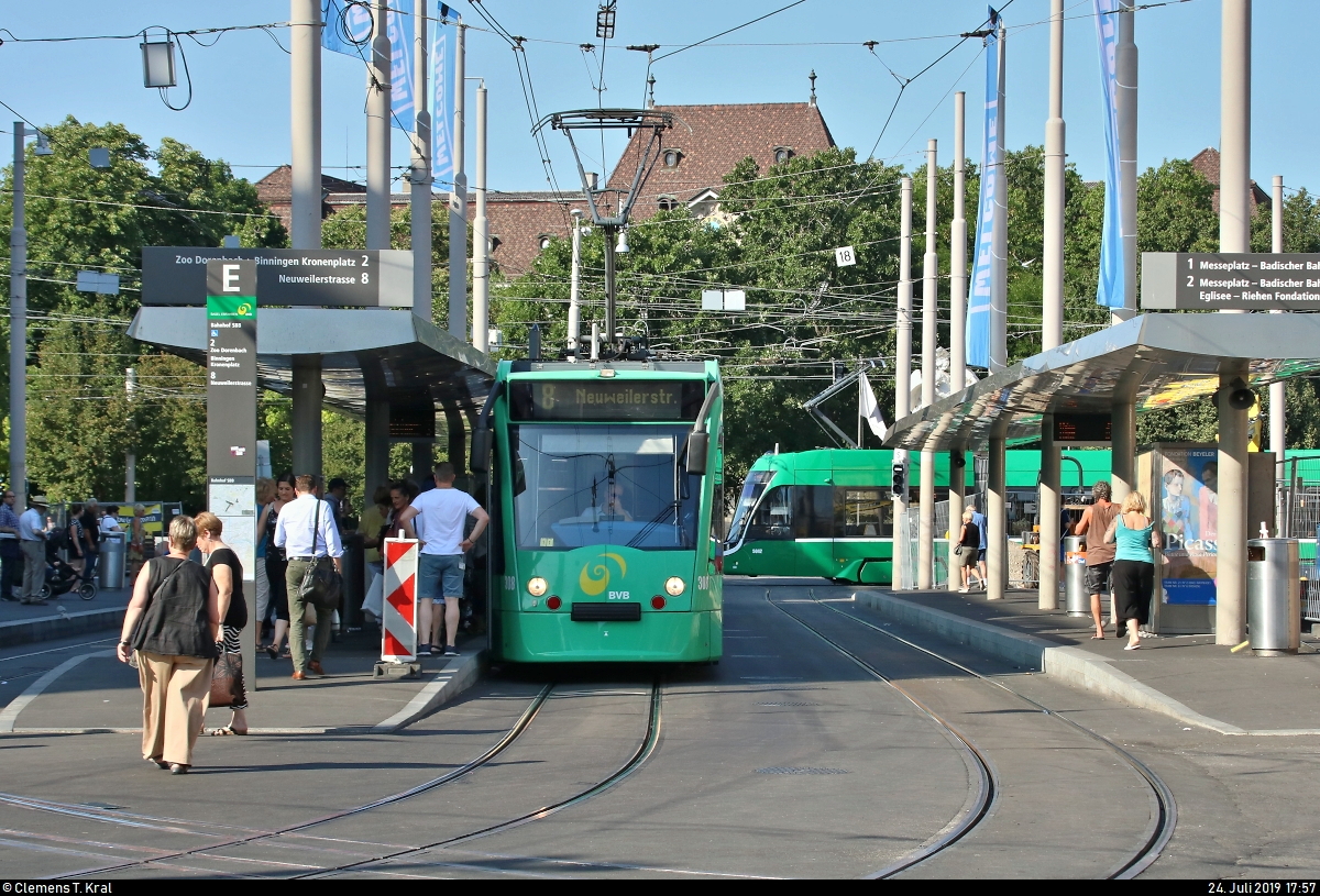 Zwei auf einen Streich:
Be 6/8 310 (Siemens Combino) der Basler Verkehrs-Betriebe (BVB) als Linie 8 von Weil am Rhein, Bahnhof/Zentrum (D), nach Basel, Neuweilerstrasse (CH), steht in der Haltestelle Basel, Bahnhof SBB (CH).
Dahinter biegt Be 6/8 5042 (Bombardier Flexity 2) ein.
[24.7.2019 | 17:57 Uhr]