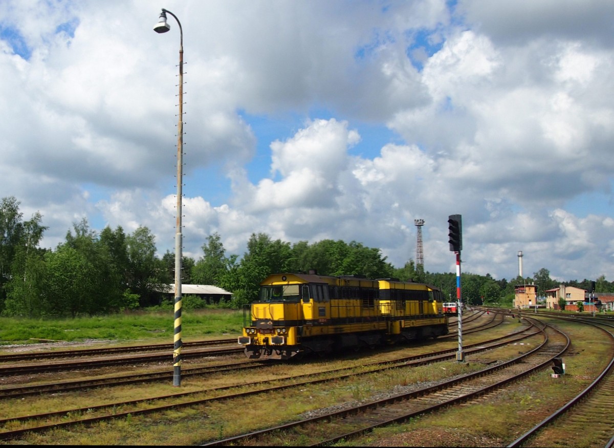 Zwei AWG BR714 durchfährt den Bahnhof Kladno 25.5.2014
