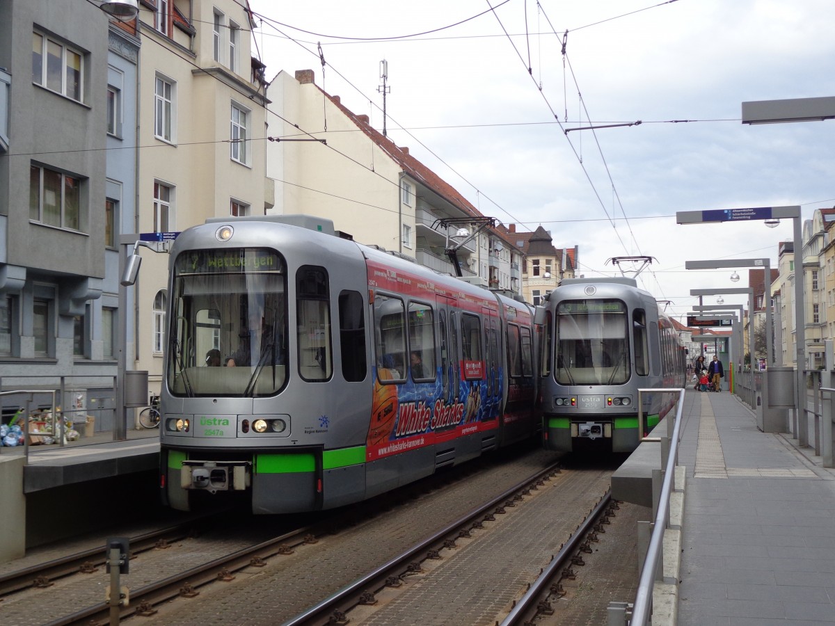 Zwei Bahnen Linie 7 Wettbergen und Linie 3 Altwarmbüchen an der Lortzingstraße am 22.03.14