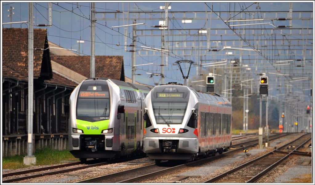 Zwei Bahngesellschaften, die normalerweise nicht in direktem Kontakt stehen. In Buchs SG begenen sich die S4 nach St.Gallen mit SOB Flirt 526 044-3 und ein RABe 515 BLS MUTZ auf Probefahrt.(19.11.2014)