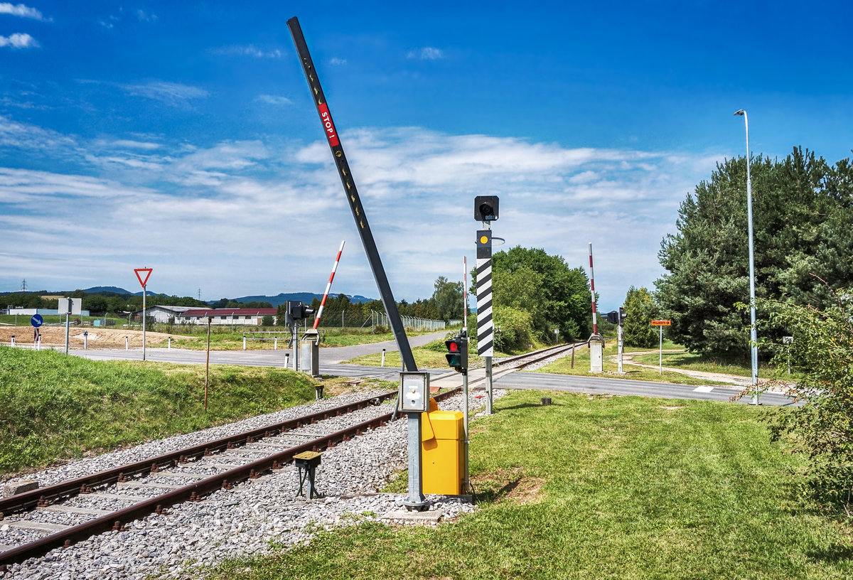 Zwei Bahnübergänge dieser Art gibt es entlang der Strecke der Draisinentour-Sonnenland.
Hier ist die Bahnstrecke mit einer elektrischen Schranke gesichert. Will man die passieren, betätigt man den Knopf, dann bekommen die Autofahrer rot deren Schranken schließen sich und die Schranke für die Draisinen öffnet sich.
Es können immer ein paar Draisinen die EK überfahren bis sich die Schrake wieder automatisch schließt.

Ginge es nach dem Signal dürfte eigentlich gar keiner mehr über den EK fahren ;-)

Aufgenommen am 5.8.2017.