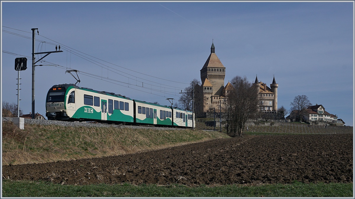 Zwei BAM MBC SURF Be 4/4 sind mit ihrem Zwischenwagen beim Château de Vufflens als Regionalzug 118 von Morges nach Bière unterwegs. 
3. März 2017