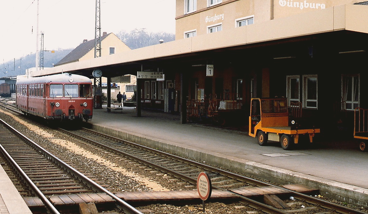 Zwei batteriebetriebene Fahrzeuge im März 1988 im Bahnhof Günzburg: 515 011-5 und ein Elektrokarren, wie er früher auf fast jedem Bahnhof anzutreffen war