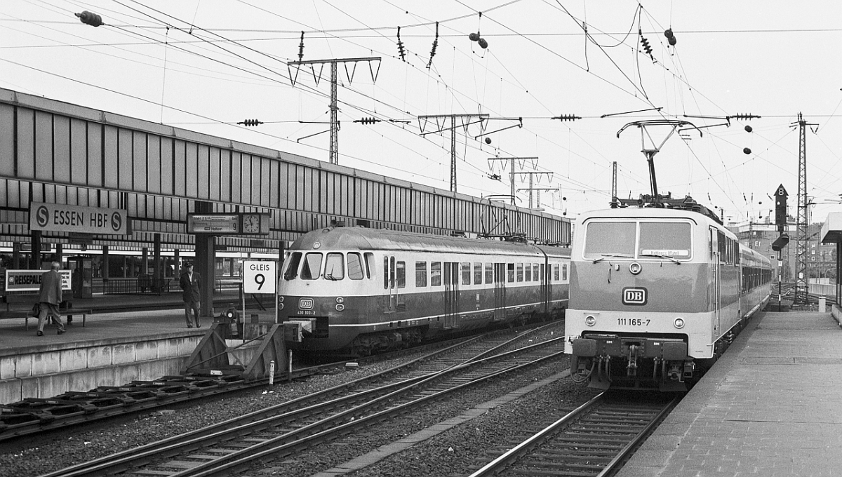 Zwei Baureihen verschiedener Generationen, die den Schnellverkehr im Ruhrgebiet prägten. 430 103 und 111 165 in Essen Hbf, August 1983. 
