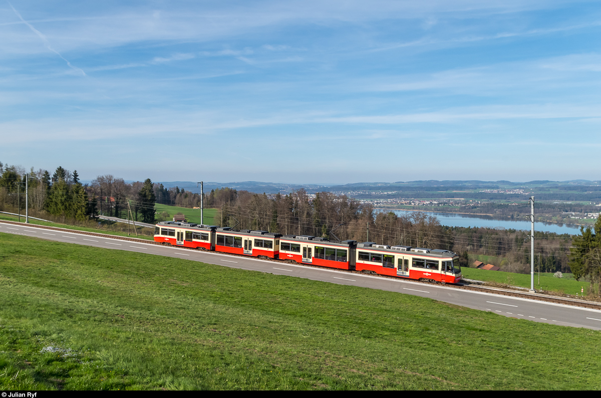 Zwei Be 4/6 der Forchbahn fahren am 30. März 2017 bei Scheuren als Schnellzug nach Esslingen.