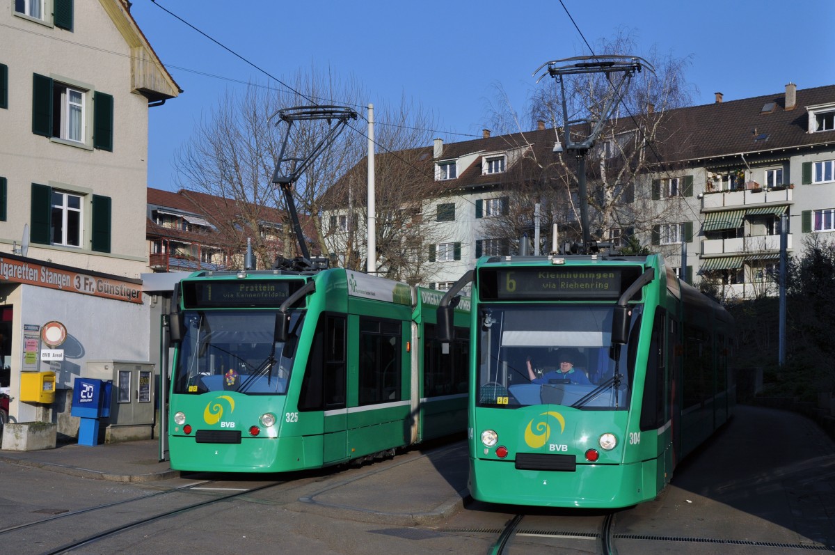 Zwei Be 6/8 Combino mit den Betriebsnummern 304 und 325 an der Riehen Grenze. Die Aufnahme stammt vom 13.03.2014.