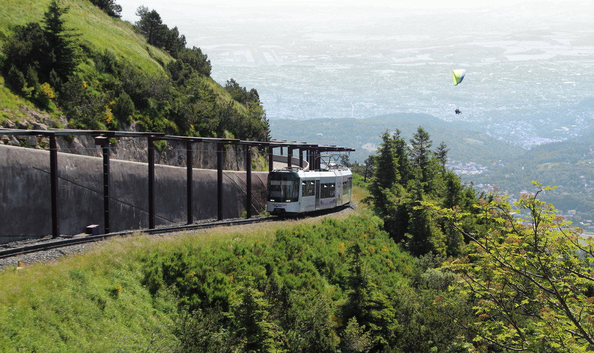 Zwei Beh 2/6 nähern sich der Gipfelstation des Puy de Domes. Hier oben heißt es dann für einige Umsteigen und durch die Lüfte fliegen...
Ganz tief unten ist Clermont-Ferrand zu sehen.
Puy de Domes, 09. Juli 2016