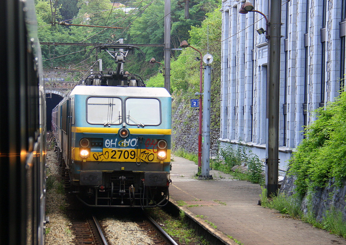 Zwei Belgische 27er stehen im Bahnhof Liège-Palais(B).
Aufgenommen aus dem IC 5367 aus Hasselt(B) nach Maastricht(NL). 
In Liège-Palais(B). 
Bei Sommerwetter am Abend vom 15.6.2017.