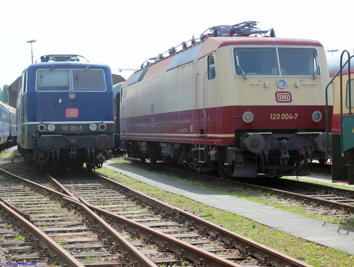 Zwei besondere E-Loks im DB-Museum Koblenz in einer Aufnahme vom 18. Juni 2022: Links, die 181 201-5 Serienlokomotive und rechts die Drehstromlokomotive 120 004-7.