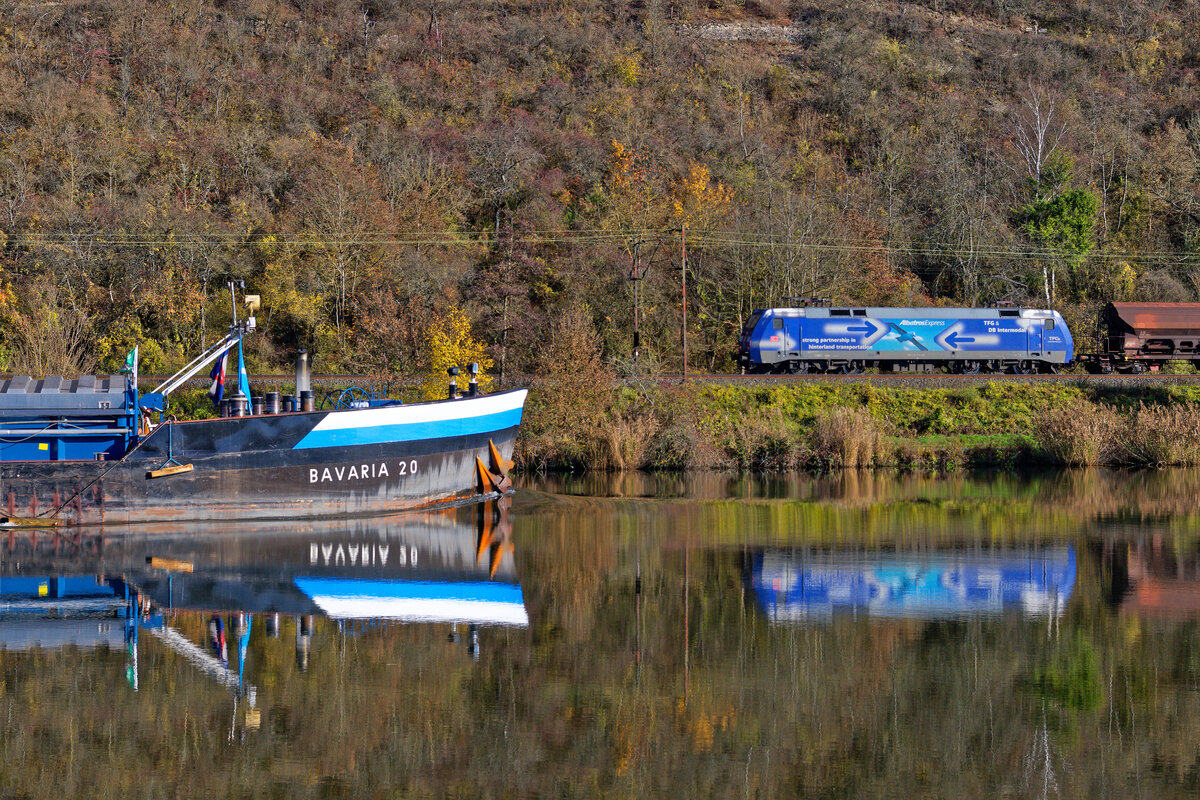 Zwei blaue Verkehrsträger: 152 138 DB Cargo  TFG Transfracht  mit einem gemischten Güterzug trifft auf Bavaria 20 bei Karlstadt, 18.11.2020