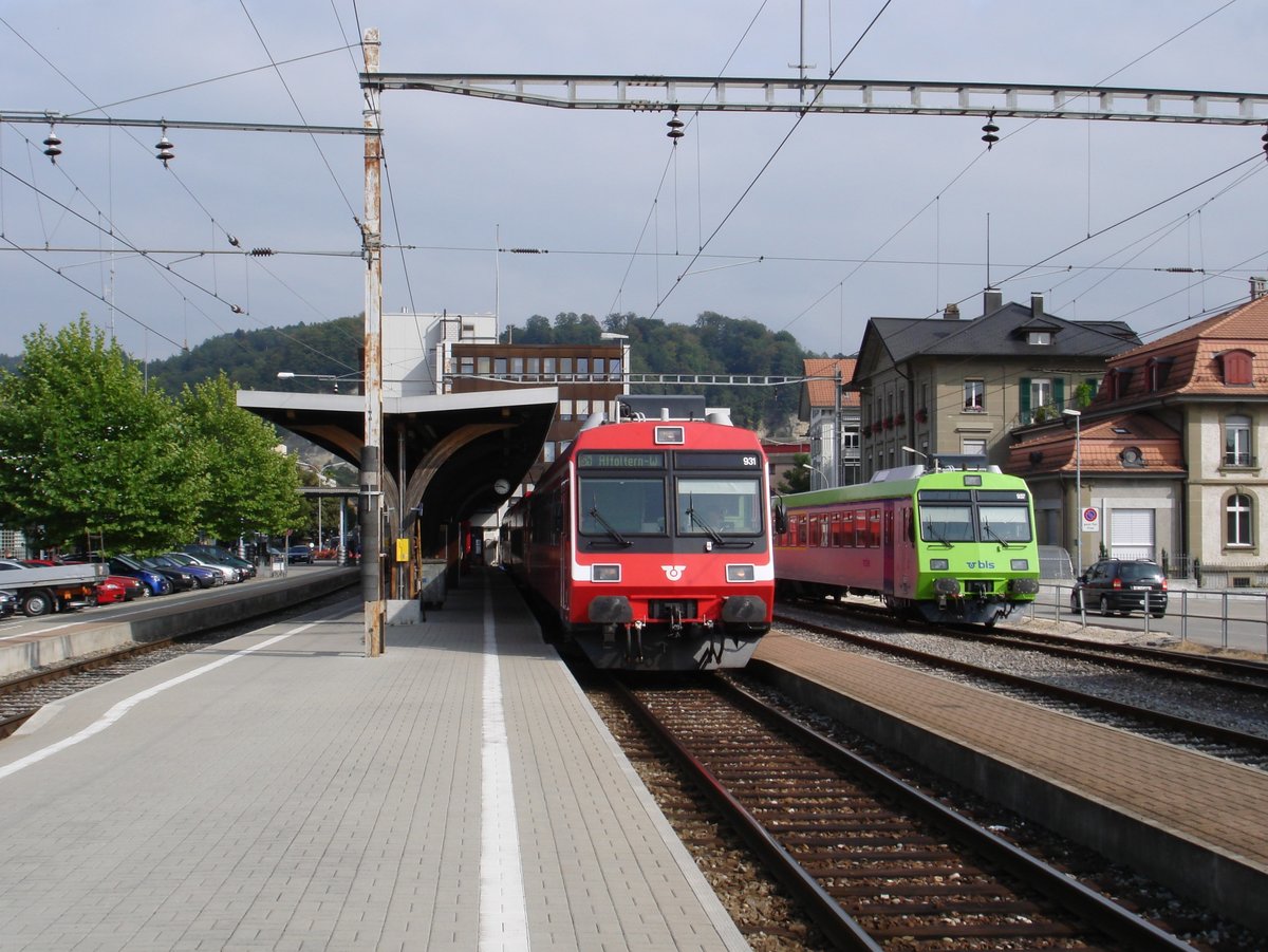 Zwei BLS-Pendelzüge mit den ABt 931 und 937 sowie RBDe 566 231 und 237 (alle ex RM) am 16. September 2006 im alten EBT-/RM-Bahnhof Burgdorf. Die ABt 937 und RBDe 566 237 erhielten als erste ehemalige RM-Fahrzeuge den BLS-Anstrich, allerdings leicht abweichend ohne blauen Streifen, dafür mit einem grünen Streifen unter dem Dach sowie blauen Türen. Diese Lackierung blieb ein Versuch und wurde bei keinen weiteren Fahrzeugen verwendet. Die beiden Fahrzeuge wurden später ans gewohnte BLS-Design angeglichen.