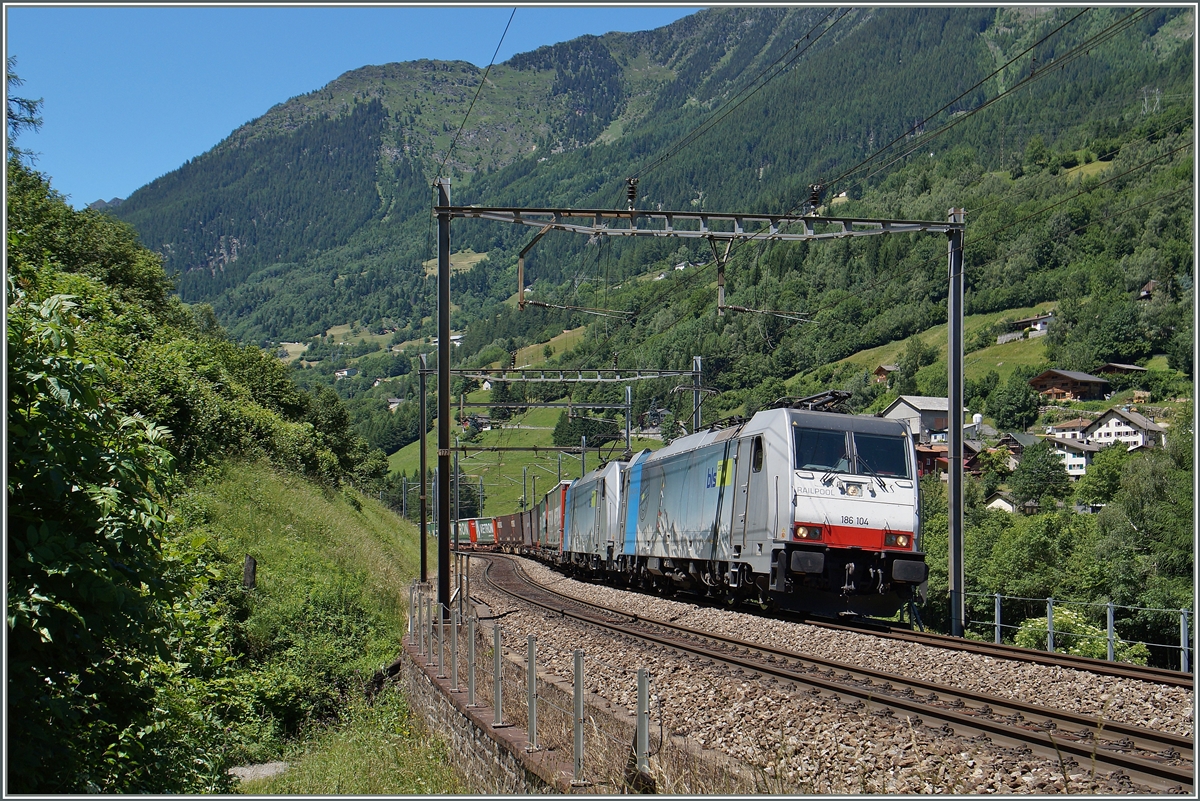 Zwei BLS Re 186 mit einem südwärts fahrenden Güterzug kurz vor Rodi Fiesso. 
24. Juni 2015