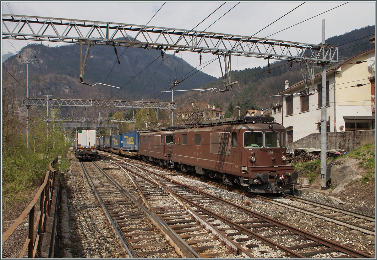 Zwei BLS Re 4/4 fahren mit einem Güterzug Richtung Domo II in Varzo durch.
11. April 2015