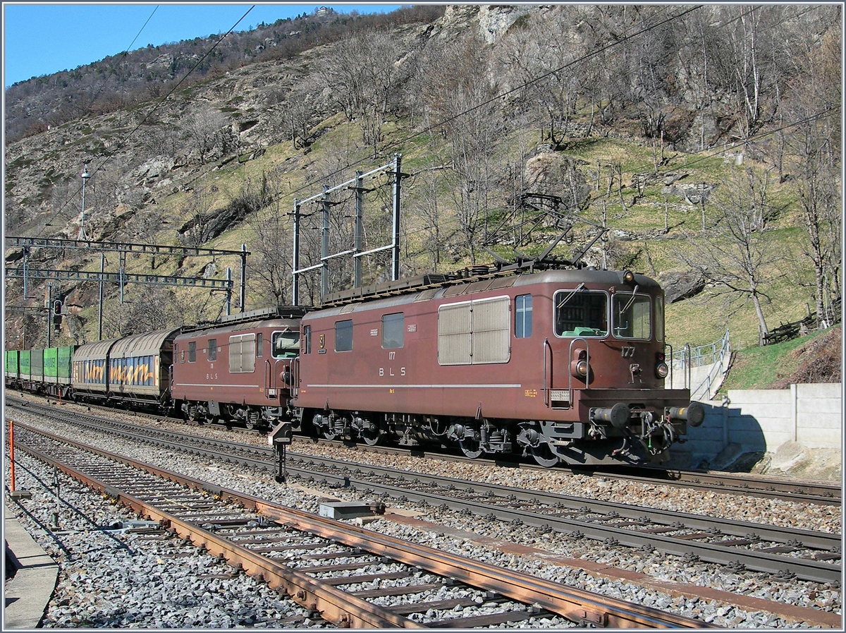 Zwei BLS Re 4/4 mit ihrem Güterzug auf der Talfahrt in Lalden
16. März 2007