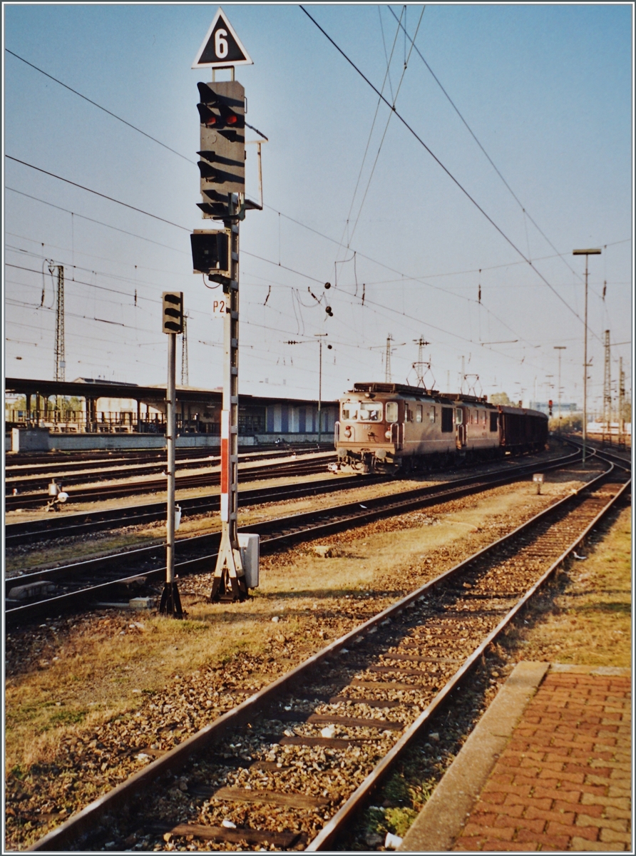 Zwei BLS Re 4/4 mit der Re 4/4 180 an der Spitze erreichen mit einem Güterzug Basel Bad Bf.

Analogbild vom November 2001