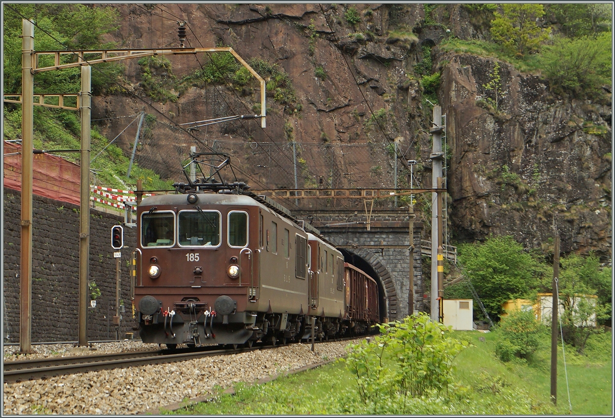 Zwei BLS Re 4/4 verlassen mit einem Güterzug Richtung Chiasso den 1560 Meter langen Prato Kehrtunnel in der  Dazio Grande .
6. Mai 2014