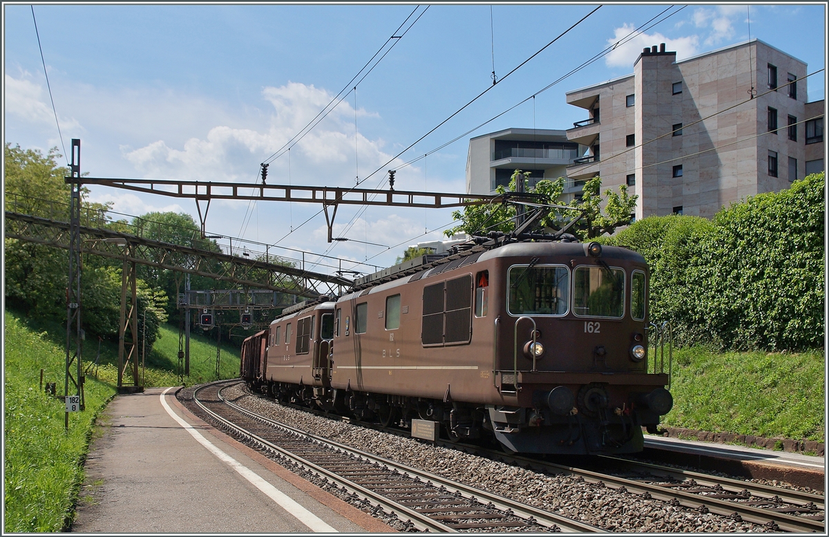 Zwei BLS Re 4/4 ziehen eine Güterzug bei Lugano Paradiso Richtung Süden.
5. Mai 2014