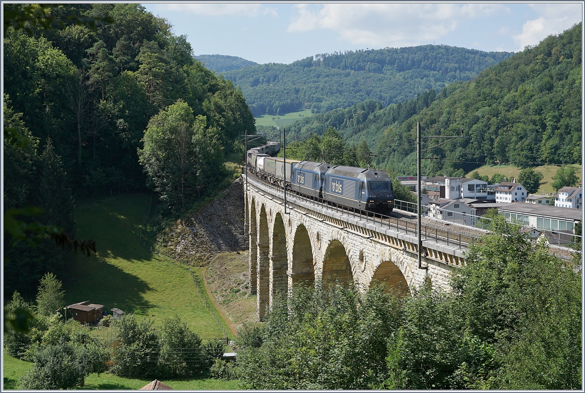 Zwei BLS Re 465 fahren mit einem Güterzug bei Rümligen über den bekannten Viadukt der  Alten Hauensteinlinie  in Richtung Basel. (SBB Sommerfahrplan 2018)

18. Juli 2018
