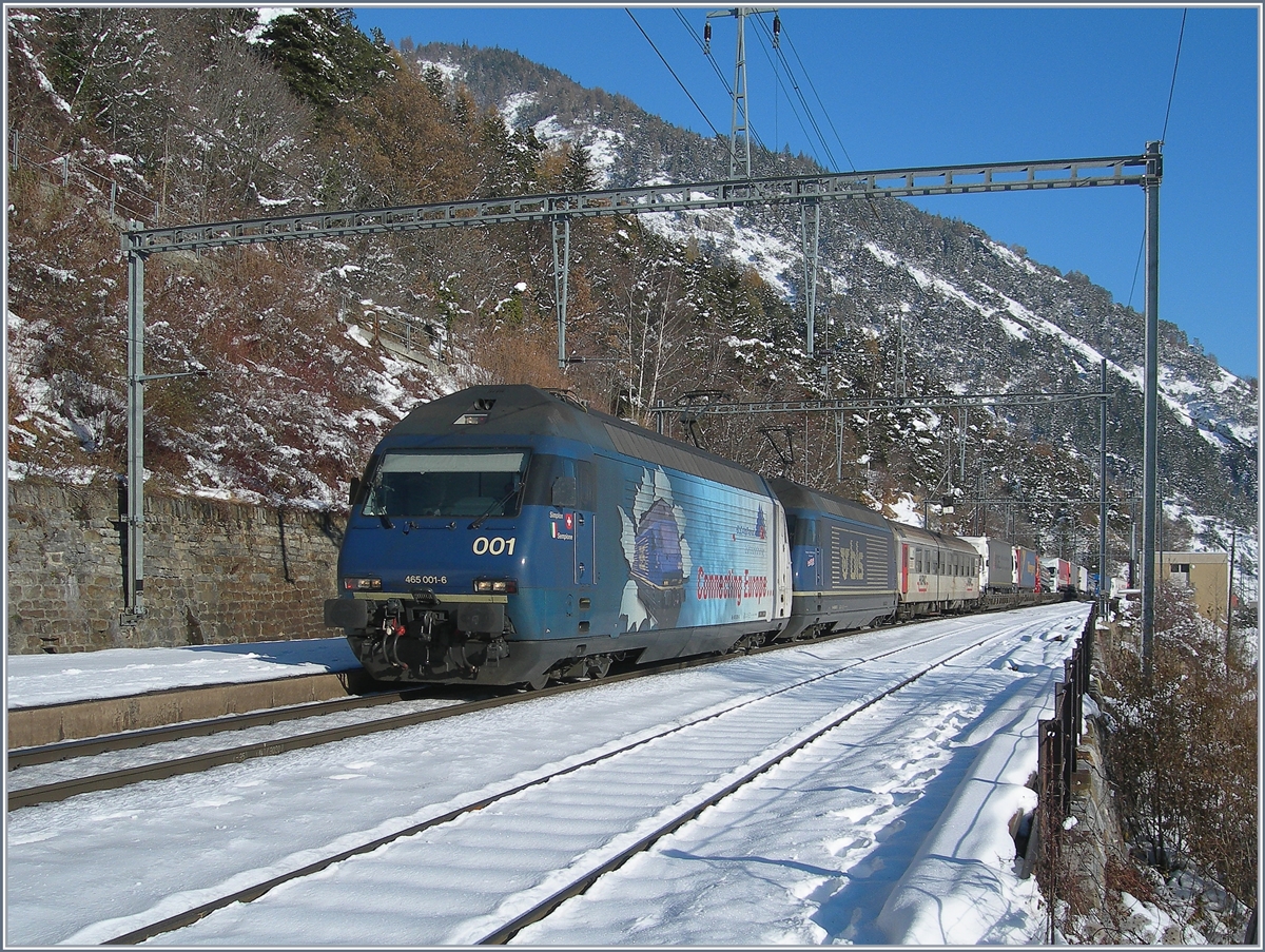 Zwei BLS Re 465 mit einem RoLa Zug Richtung Norden bei der Durchfahrt in Hohtenn am 17. Nov. 2007. 