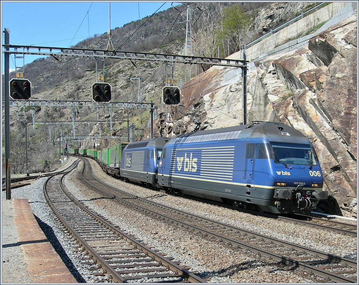 Zwei BLS Re 465 in unterschiedlicher Beschriftung und mit der Re 465 006-5 an der Spitze fahren mit einem langen Güterzug die Lötschberg Südrampe hinunter. 
Dieses Bild entstand in Lalden am  4. Nov. 2007