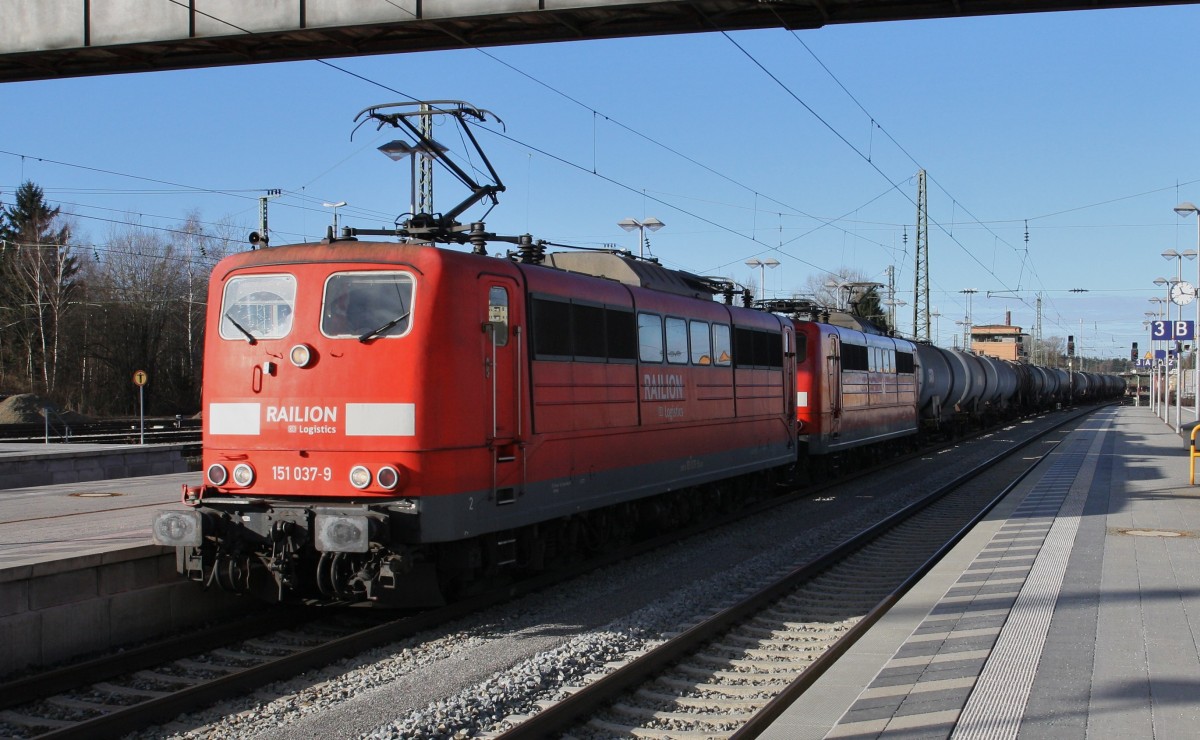 Zwei BR 151 durchfahren am 7.1.2014 mit einem langen Kesselzug, beladen mit Dieselkraftstoff, den Bahnhof Rosenheim in Richtung Salzburg. Genau gesagt sind es 151 037-9 und 151 077-5.