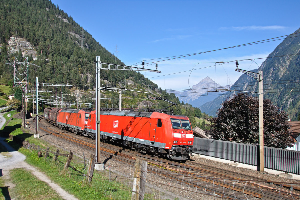 Zwei BR 185 der DB, zuvorderst die 185 119-5, legen sich bei Wassen auf der mittleren Ebene in die Kurve. Im Hintergrund ist die markante  Chli Windgällen  zu sehen. 06.10.2016