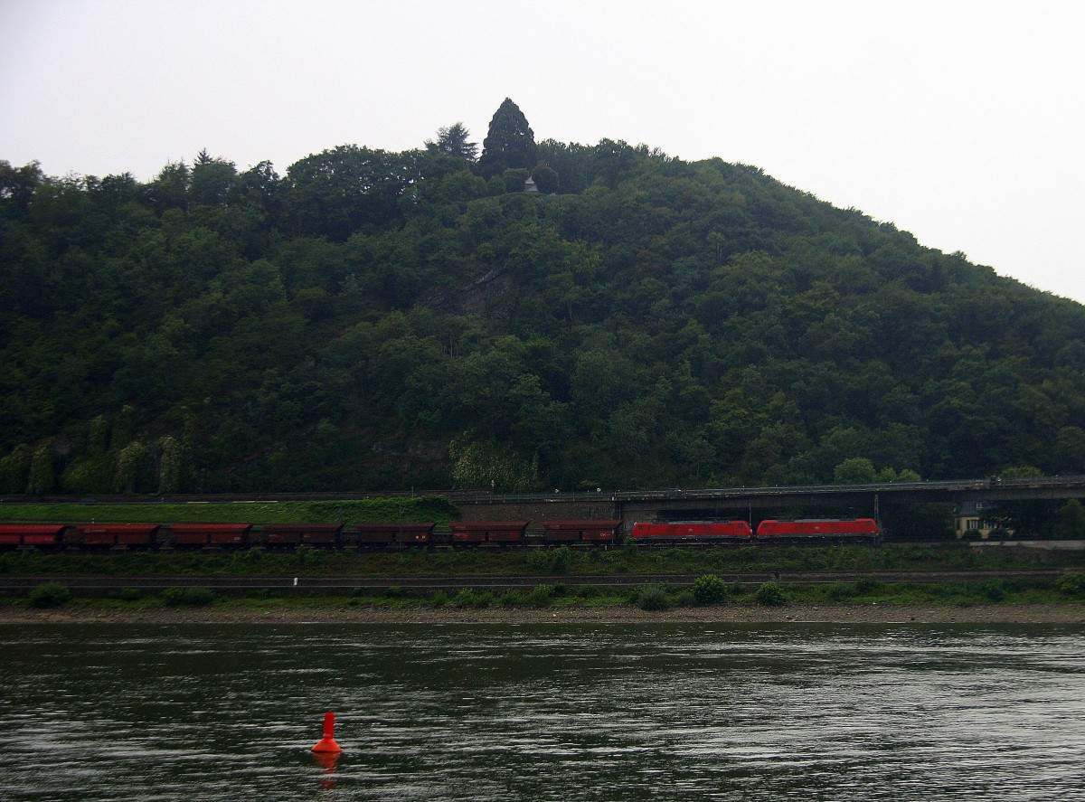 Zwei BR 189er beide von DB kommen durch Oberwinter(am Rhein) aus Richtung Koblenz mit einem langen Erzleerzug aus Dillingen(an der Saar) nach Rotterdam(NL)  und fahren in Richtung Bad-Godesberg,Bonn-Hbf,Bornheim,Sechtem,Brühl,Hürth,Köln-Eilfeltor. 
Aufgenommen von der Rechten Rheinseite in Unkel. 
Bei Regenwetter am 5.9.2015. 