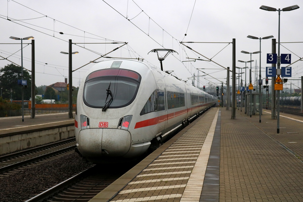 Zwei BR 411 als ICE 1207  Karwendel  (Linie 28) von Berlin Hbf (tief) nach München Hbf verlassen den Bahnhof Bitterfeld auf Gleis 3. [24.9.2017 - 9:29 Uhr]