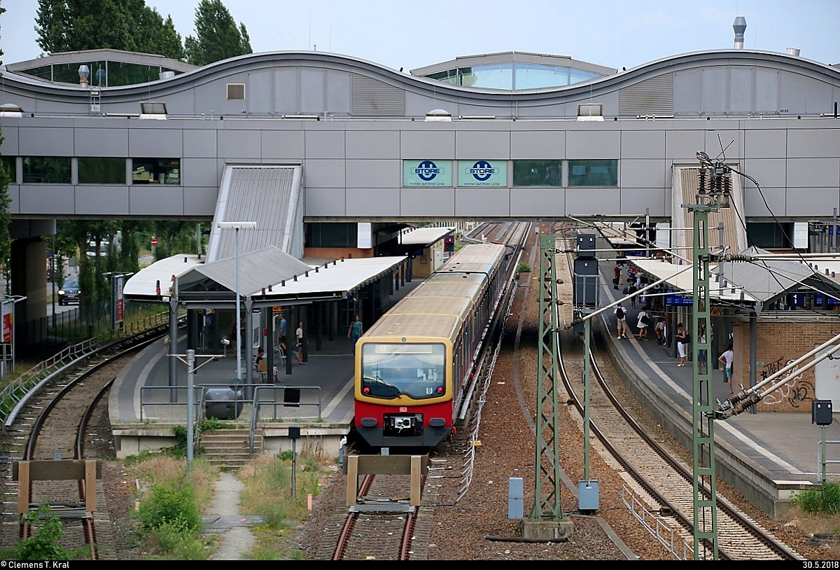 Zwei BR 481 der S-Bahn Berlin als S7 nach Ahrensfelde (S) stehen in ihrem Startbahnhof Potsdam Hbf auf Gleis 6.
[30.5.2018 | 18:37 Uhr]