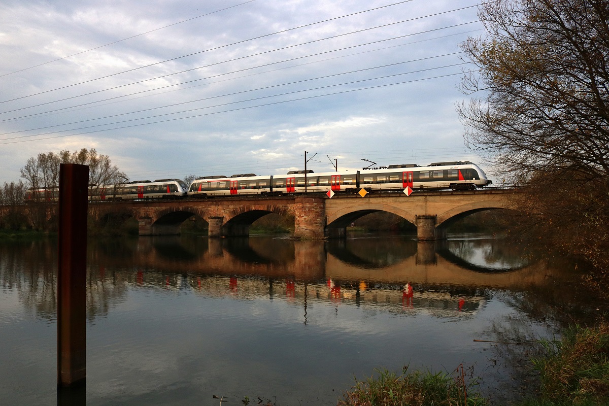 Zwei BR 9442 (Bombardier Talent 2) von Abellio Rail Mitteldeutschland als RB 74731 (RE19) von Leinefelde nach Bitterfeld überqueren die Saalebrücke bei Böllberg-Wörmlitz in Halle (Saale) auf der Bahnstrecke Halle–Hann. Münden (KBS 590). [4.11.2017 | 15:51 Uhr]