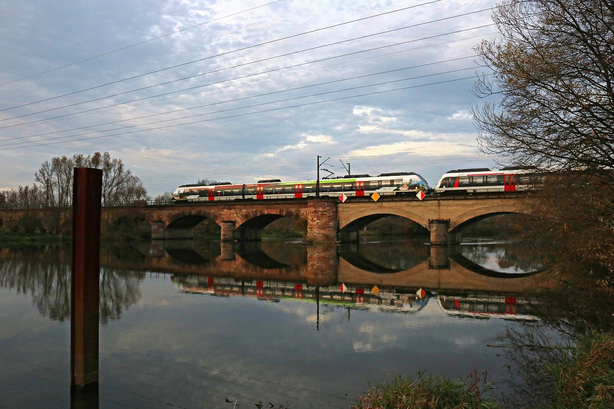 Zwei BR 9442 (Bombardier Talent 2) von Abellio Rail Mitteldeutschland als RE 74730 (RE19) von Bitterfeld nach Leinefelde bzw. RB 74830 (RB59) nach Erfurt Hbf überqueren die Saalebrücke bei Böllberg-Wörmlitz in Halle (Saale) auf der Bahnstrecke Halle–Hann. Münden (KBS 590). Der Zugverband wird im Bahnhof Sangerhausen geteilt. [4.11.2017 | 16:12 Uhr]