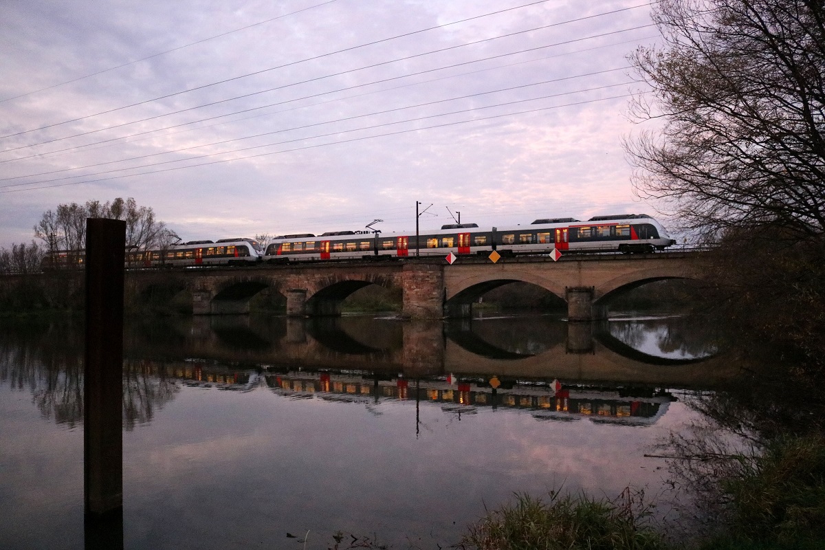 Zwei BR 9442 (Bombardier Talent 2) von Abellio Rail Mitteldeutschland als RE 74711 (RE9) von Kassel-Wilhelmshöhe nach Bitterfeld überqueren die Saalebrücke bei Böllberg-Wörmlitz in Halle (Saale) auf der Bahnstrecke Halle–Hann. Münden (KBS 590) [4.11.2017 | 16:48 Uhr]