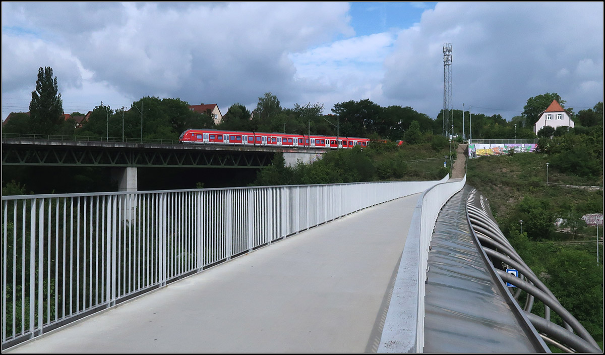 Zwei Brücken -

Von der doppelstöckigen Fußgänger, Radfahrer und Autobrücke fällt der Blick hinüber auf das Bahnviadukt in Stuttgart-Vaihingen.

28.07.2017 (M)