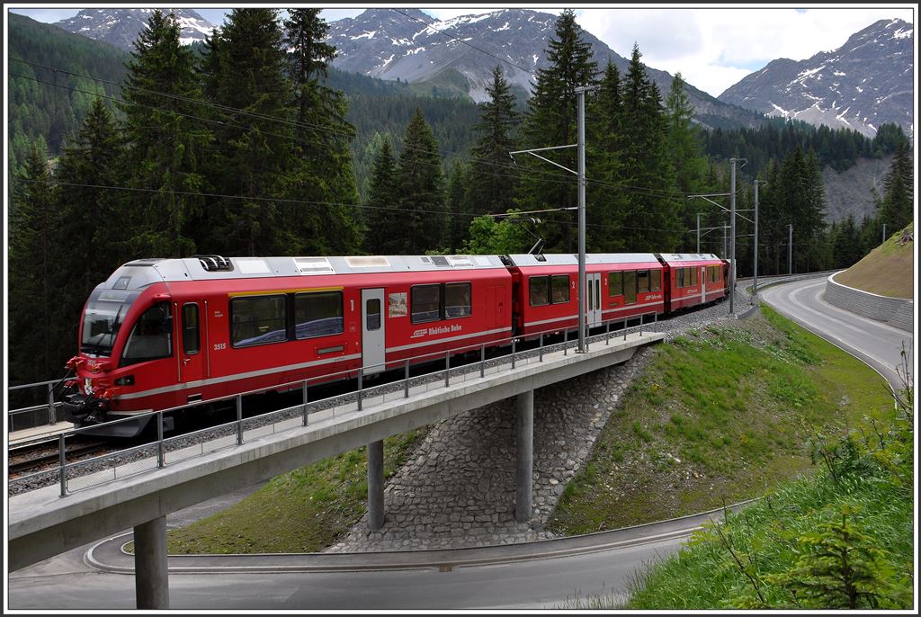 Zwei Brückenengpässe für die Strasse bei Litzirüti wurden in denletzten zwei Jahren ersetzt und die Brücken sowie die Strasse neu gebaut. R1440 mit ABe 8/12 3515 nefindet sich hier auf der oberen Strassenüberquerung. (11.06.2015)
