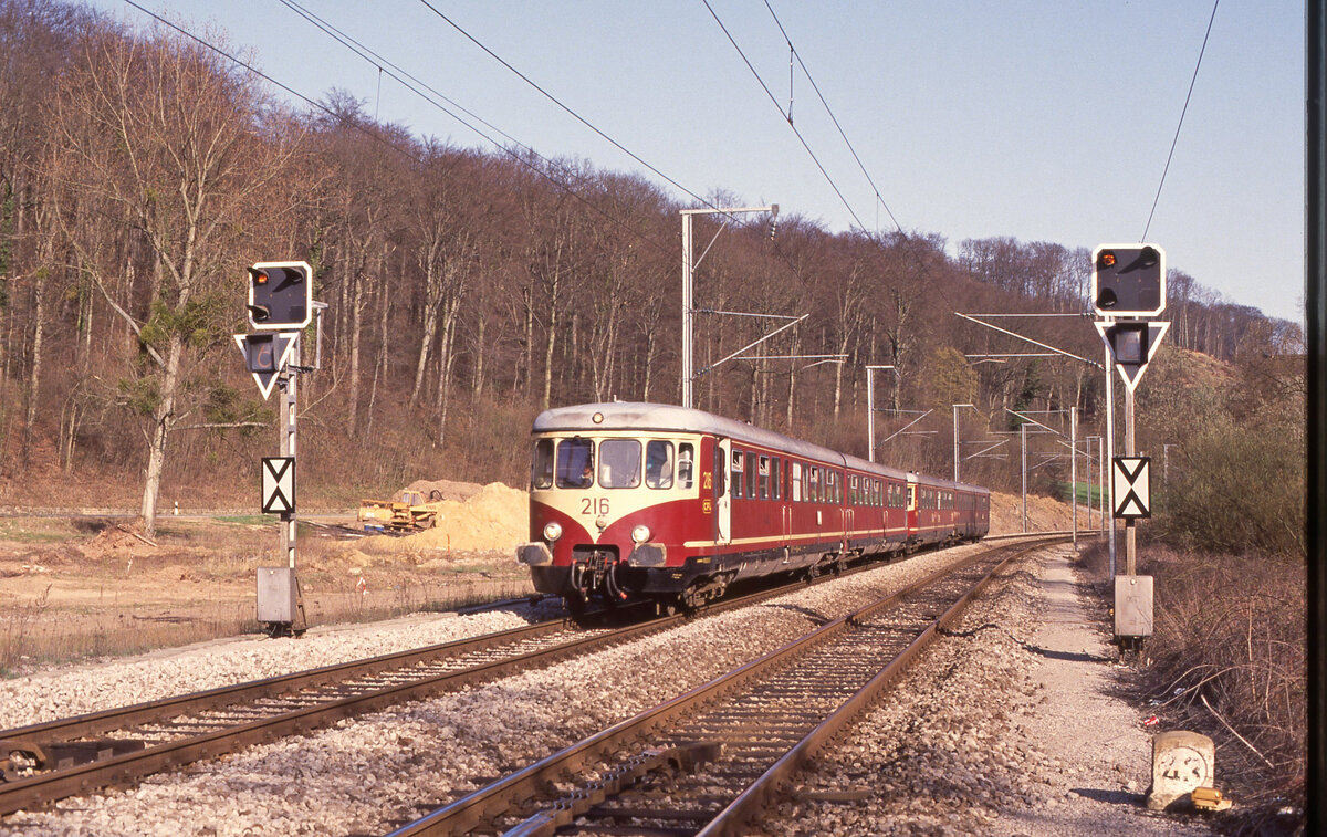 Zwei CFL dieseltriebzüge der Bauart Westwaggon nähern sich den Bahnhof Colmar-Berg, auf durchfahrt als Zug 1767 (Luxembourg - Gouvy). An vorderster Stelle die Einheit CFL nr 216. Colmar-Berg, am 10.04.1993, 17.38u. Scan (Bild 6241, Fujichrome 100).
