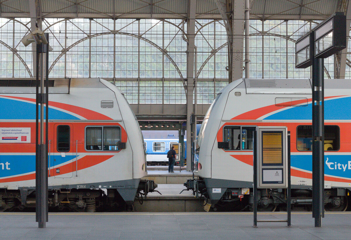 Zwei CityElephant am 28.08.2021 im Bahnhof Praha hlavní nádraží. 
