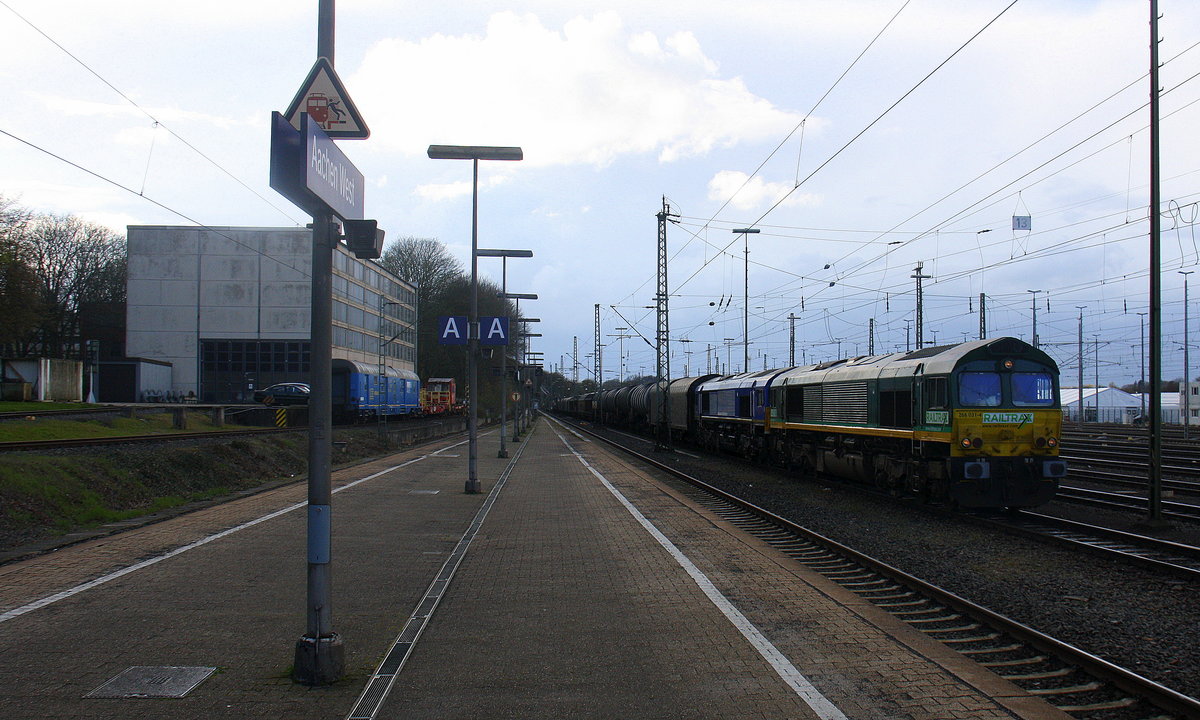 Zwei Class 66 266 031-4,266 026-4 beide von Railtraxx fahren mit einem langen  Coilzug aus Linz-Voestalpine(A) nach Antwerpen-Waaslandhaven(B) bei der Abfahrt aus Aachen-West und fährt in Richtung Montzen/Belgien. 
Aufgenommen vom Bahnsteig in Aachen-West.
Bei Sonne und Regenwolken am Nachmittag vom 7.4.2016.
Und das ist mein 5800tes Bahnbild bei http://WWW.Bahnbilder de.