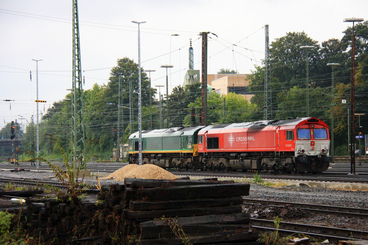 Zwei Class 66 DE6302  Federica  von Crossrail und die PB14 von Railtraxx BVBA stehen in Aachen-West an der Laderampe in der Regenstimmung am Abend vom 18.9.2013.