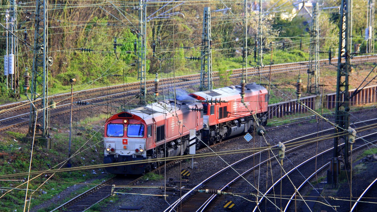 Zwei Class 66 DE6302 Federica von Crossrail der Lokführer startet den Motor in Aachen-West und die PB03  Mireille  von Crossrail steht in Aachen-West auf dem Abstellgleis in Aachen-West. Aufgenommen von der Treppe zur Turmstraße in Aachen bei schönem Frühlingswetter am 9.4.2014. 