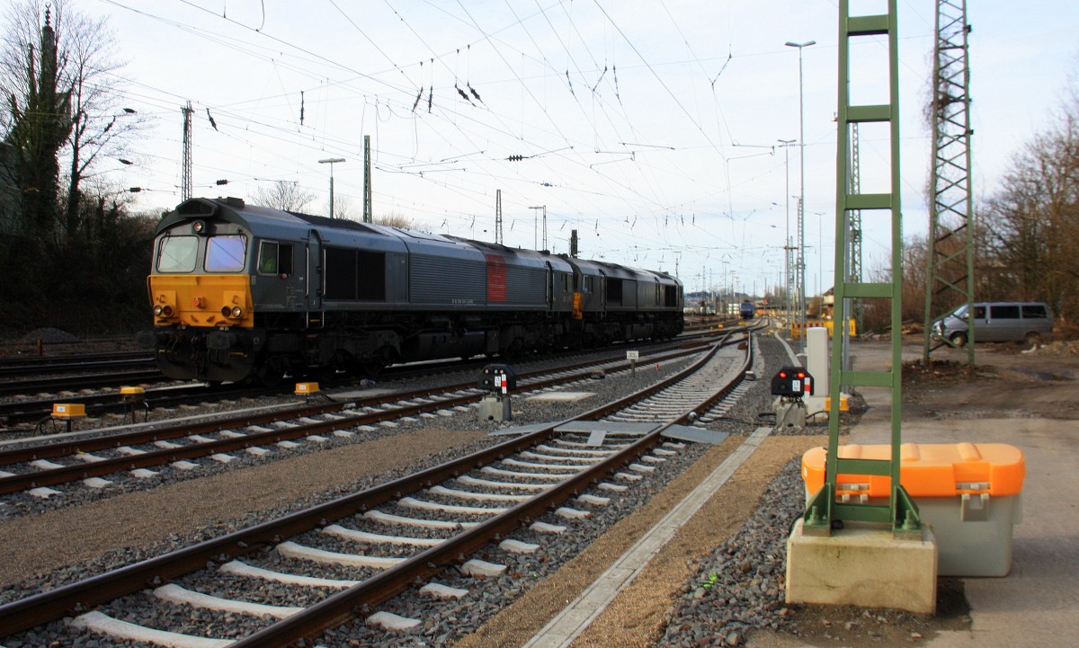 Zwei Class 66 DE6309, und DE6306 beide von DLC Railways rangiern in Aachen-West in der Sonne am 18.1.2014.